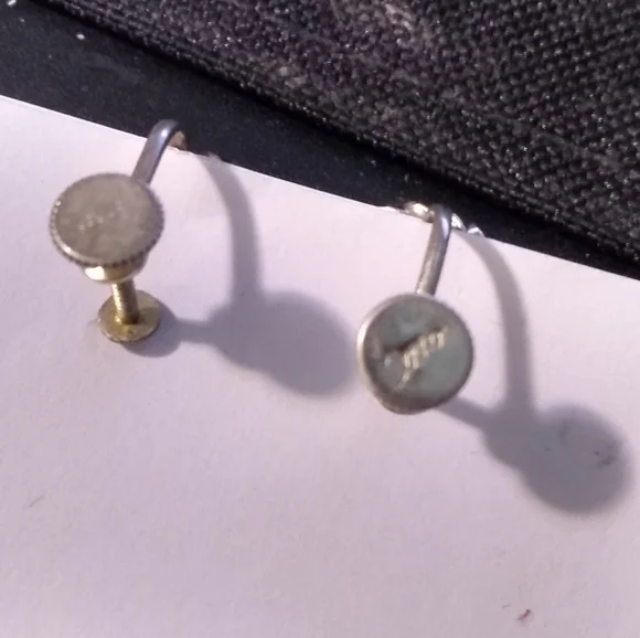 Vintage Pair of Gold Coloured Cora Screw-On Earrings Fleur de Lis Design… - Picture 5 of 5